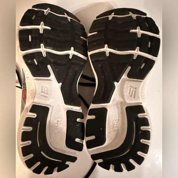 Brooks colorful sneakers X Wednesday Holmes, 7 - Picture 7 of 7